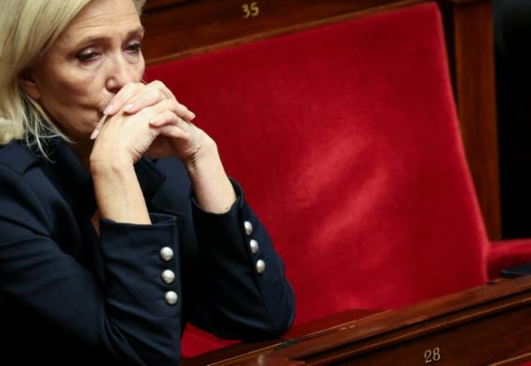 Marine Le Pen lors d'une séance de questions au gouvernement à l'Assemblée nationale, à Paris, le 15 octobre 2025