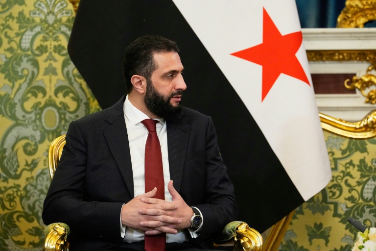 Le président syrien par interim Ahmad al-Chareh participe à une rencontre avec le président russe à Moscou le 15 octobre 2025