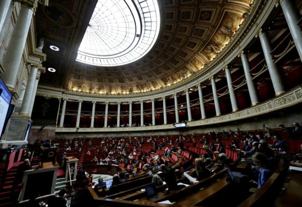 Un délicat débat constitutionnel s'ouvre dans l'hémicycle de l'Assemblée, entre partisans de pouvoirs de dérogation accrus pour répondre aux défis de la Corse, et ceux qui y voient une faille dans la cohésion de la République
