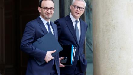 Le ministre de l'Economie et des Finances Bruno Le Maire (D) et le ministre délégué aux Comptes publics Thomas Cazenave (G) quittent l'Elysée à Paris, le 21 février 2024