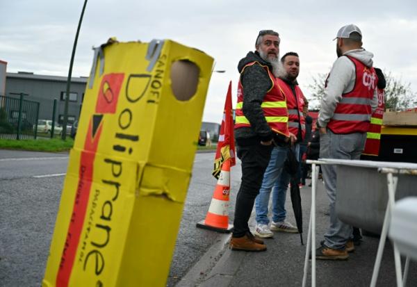 Mouvement de grève des salariés de l'usine d'Opella à Lisieux, le 17 octobre 2024, contre la vente de cette filiale de Sanofi à un fonds américain