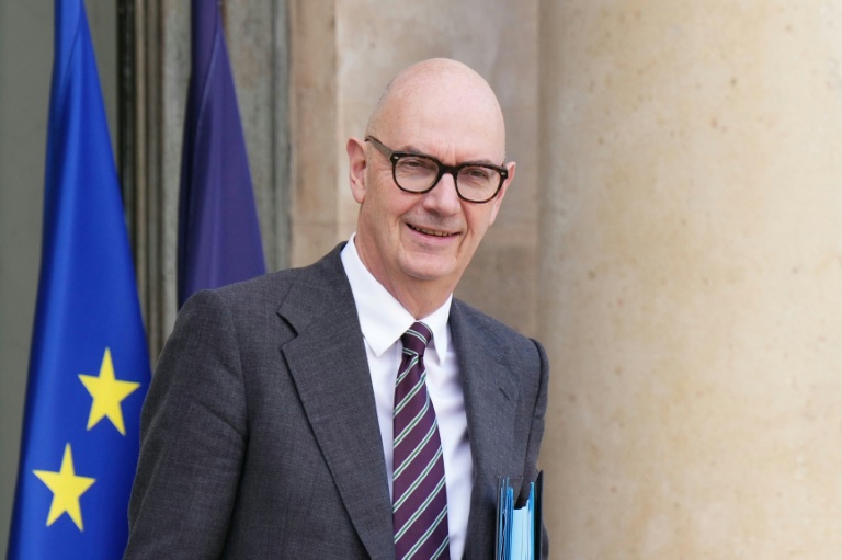 Le ministre de l'Economie Roland Lescure à la sortie de l'Elyséee, le 17 décembre 2025 à Paris