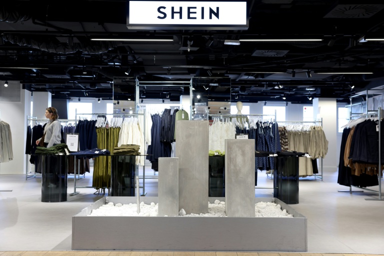 Un client traverse le corner dédié à la marque Shein au sein du BHV Marais à Paris, le 19 mars 2026