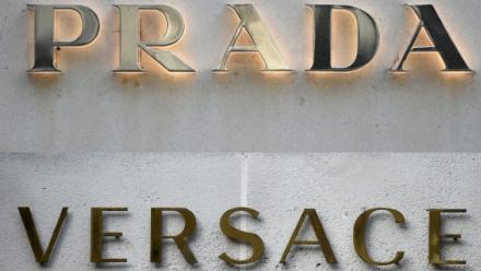 Le groupe Prada a annoncé en avril le rachat de sa rivale italienne Versace pour 1,25 milliard d'euros au groupe américain Capri Holdings.
