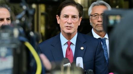 Nathan Hochman, procureur du comté de Los Angeles, fait une déclaration aux journalistes lors de la comparution de Nick Reiner, accusé du meurtre de ses parents, Rob et Michele Reiner, devant un tribunal de Los Angeles, le 23 février 2026 en Californie