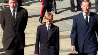 Le frère de Diana, Charles Spencer, à gauche, marche au côté de du prince Harry et de Charles, alors prince de Galles, lors des obsèques de "Lady Di", le 6 septembre 1997 à Londres 