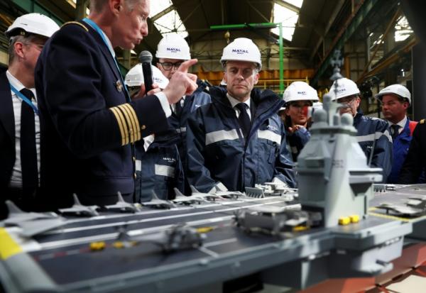 Le président français Emmanuel Macron lors de la présentation du futur porte-avions "France Libre" le 18 mars 2026 à Indre, dans l'ouest de la France
