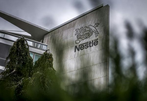 Logo de Nestlé sur la façade de son siège à Vevey le 14 octobre 2025.