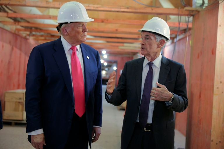 Jerome Powell (d), alors patron de la Réserve fédérale américaine, et le président américain Donald Trump visitent le chantier de rénovation de la Réserve fédérale à Washington, le 24  juillet 2025
 on July 24, 2025 in Washington, DC. The Trump administration has been critical of the cost of the renovation and Federal Reserve Chairman Jerome Powell.   Chip Somodevilla/Getty Images/AFP
