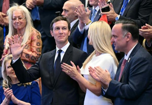 Le gendre du président américain Donald Trump, Jared Kushner (c,g) et Ivanka Trump à la Knesset, le  Parlement israélien, le 13 octobre 2025 à Jérusalem