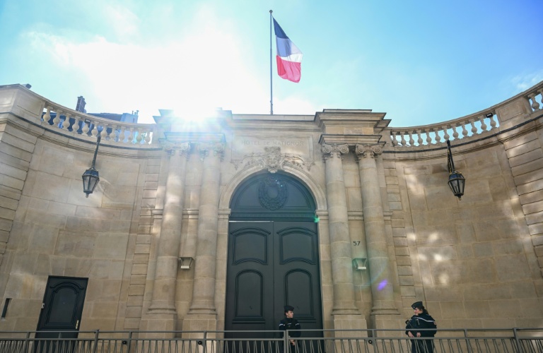 Des gendarmes devant l'entrée de l'hôtel Matignon à Paris le 11 octobre 2025