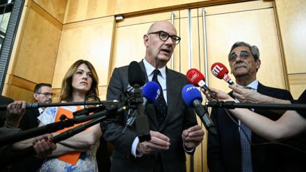 Le ministre de l'Economie Roland Lescure, entouré de la porte-parole du gouvernement et ministre déléguée à l'Energie Maud Bregeon et du ministre du Commerce et des PME Serge Papin, à Paris le 9 avril 2026