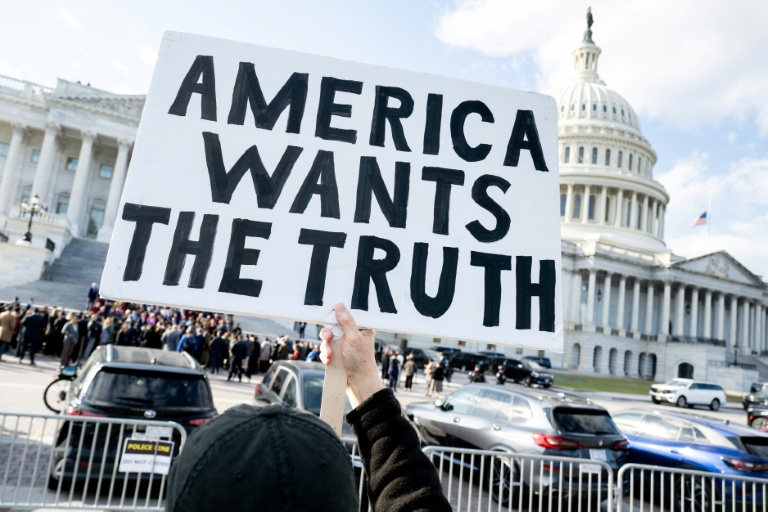 Un manifestant tient une pancarte 