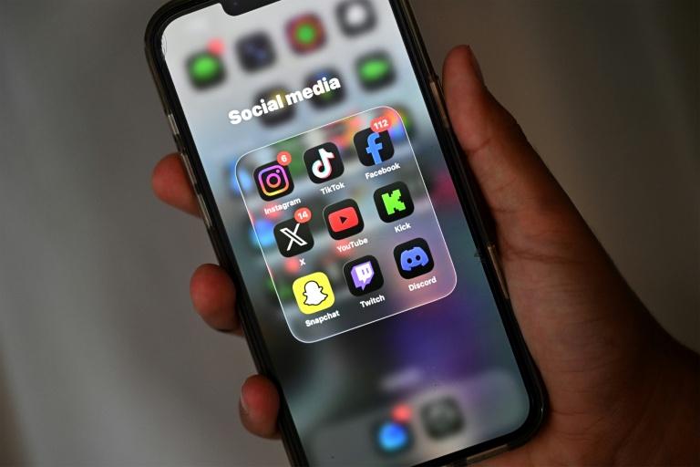 Le gouvernement veut interdire les réseaux sociaux aux moins de 15 ans dès la rentrée 2026