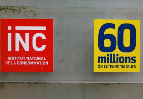 Les logos du magazine "60 millions de consommateurs" et de l'Institut National de la Consommation (INC) au siège de la publication à Malakoff, le 19 novembre 2024 dans les Hauts-de-Seine