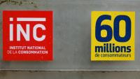 Les logos du magazine "60 millions de consommateurs" et de l'Institut National de la Consommation (INC) au siège de la publication à Malakoff, le 19 novembre 2024 dans les Hauts-de-Seine