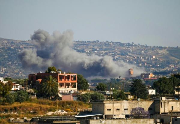 La fumée d'une frappe aérienne israélienne sur le village de Zawtar al-Sharkiyeh, le 4 juin 2026 dans le sud du Liban