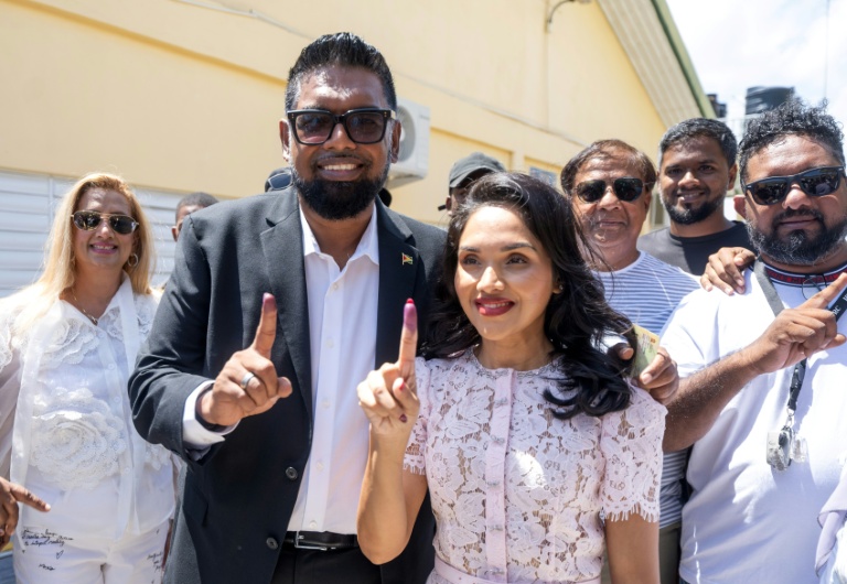 Le président du Guyana et candidat à sa réélection, Mohamed Irfaan Ali et son épouse Arya après avoir voté dans un bureau de vote lors de l'élection présidentielle à Leonora, au Guyana, le 1er septembre 2025