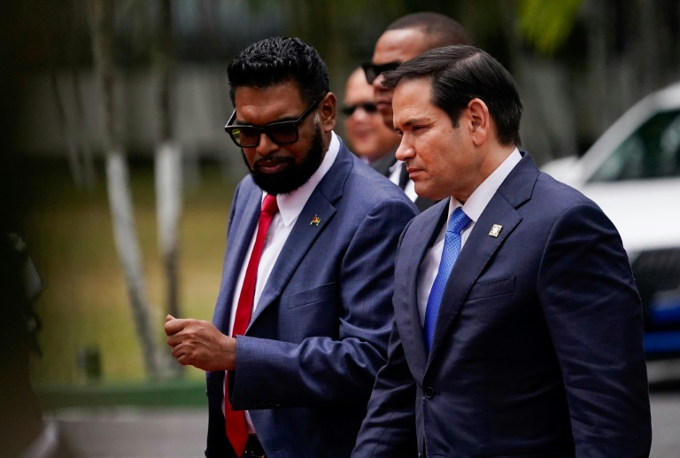 Le président du Guyana Irfaan Ali (g) et secrétaire d'Etat américain Marco Rubio à Georgetown, le 27 mars 2025