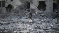 Au milieu des décombres laissés par des frappes israéliennes la veille, à Deir al-Balah, dans le centre de la bande de Gaza le 29 juillet 2026