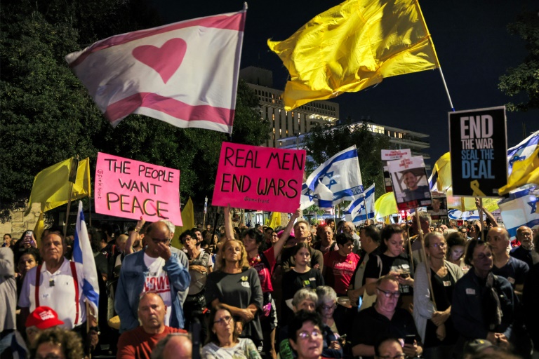 Des Israéliens se rassemblent lors d'une manifestation antigouvernementale organisée par les familles des otages, devant la résidence du Premier ministre Benjamin Netanyahu à Jérusalem, le 4 octobre 2025