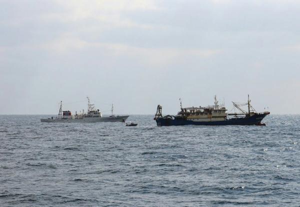 Photo prise le 12 février 2026 et diffusée le 13 février 2026 par l'Agence japonaise des pêches, montrant le navire de patrouille des pêches Hakuo Maru (g) et un navire de pêche chinois (d) dans la zone économique exclusive du Japon, au large de la préfecture de Nagasaki