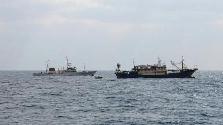 Photo prise le 12 février 2026 et diffusée le 13 février 2026 par l'Agence japonaise des pêches, montrant le navire de patrouille des pêches Hakuo Maru (g) et un navire de pêche chinois (d) dans la zone économique exclusive du Japon, au large de la préfecture de Nagasaki