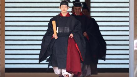 Le prince Hisahito du 
Japon, fils du prince héritier Akishino, vêtu d'un costume traditionnel, part pour une cérémonie de passage à l'âge adulte au palais impérial de Tokyo, le 6 septembre 2025