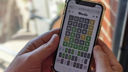 Une personne joue au jeu de lettres en ligne "Wordle" sur un téléphone portable à Arlington, en Virginie, le 9 mai 2022