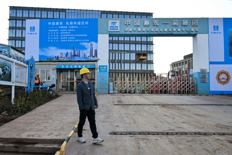 Un ouvrier sur le site du géant étatique chinois China Rare Earth Group qui assure l'exploitation des terres rares, le 21 novembre 2025 à Ganzhou, dans la province du Jiangxi, dans l'est de la Chine 