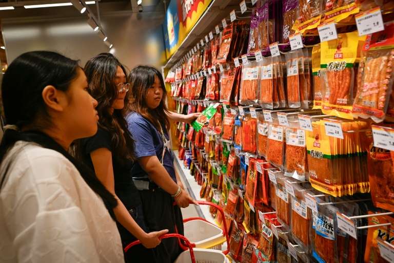 Des clientes choisissent des lamelles épicées dans un marché à Changsha, dans la province du Hunan, le 17 juin 2026 dans le centre de la Chine
