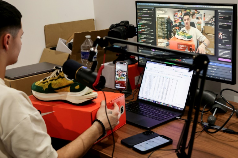 Hugo Carvalho, fondateur de Swave, lors d'une une vente aux enchères de baskets en direct sur l'application Whatnot, à Paris, le 12 mars 2026