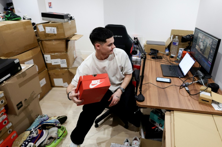 Le fondateur de la boutique Swave, Hugo Carvalho, lors d'une vente en live de sneakers, le 12 mars 2026 à Paris