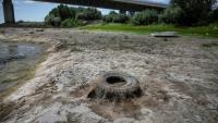 Un pneu git dans le cours du Danube asséché, près du pont Vidin-Calafat qui relie la Bulgarie et la Roumanie, au niveau du village d'Antimovo, dans le sud-est de la Bulgarie, le 22 juillet 2026