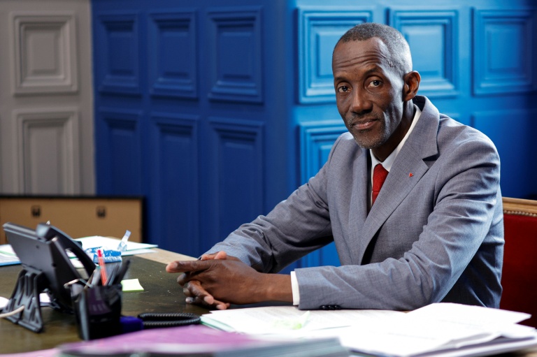 Le maire LFI de Saint-Denis, Bally Bagayoko, pose à l'Hôtel de ville de Saint-Denis le 1er avril 2026