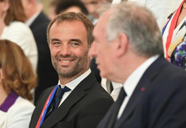 Le maire socialiste de Montpellier, Michaël Delafosse (au second plan), le 6 juin 2025 à Montpellier