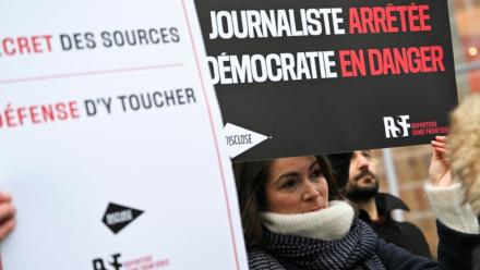 Une pancarte "Journaliste arrêtée, démocratie en danger" lors d'un  rassemblement, le 17 janvier 2023 à Paris, en soutien à la journaliste Ariane Lavrilleux, convoquée au tribunal de Paris pour ses travaux publiés par le média Disclose sur les liens entre une opération de renseignement française et l'Égypte