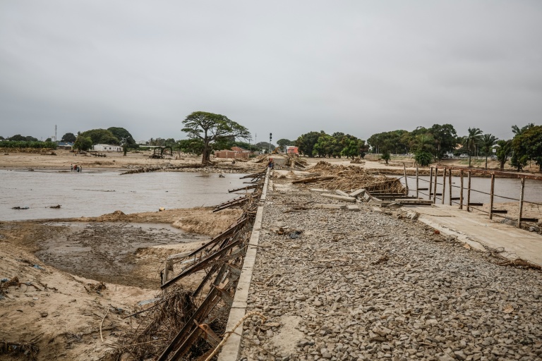 Une partie de la voie ferroviaire faisant partie du projet de corridor de Lobito, endommagée par les intempéries, près de Benguela en Angola le 23 avril 2026