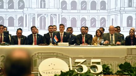 Le président paraguayen Santiago Peña (c), lors du 68e sommet des chefs d'État du Mercosur à Luque, le 30 juin 2026 au Paraguay