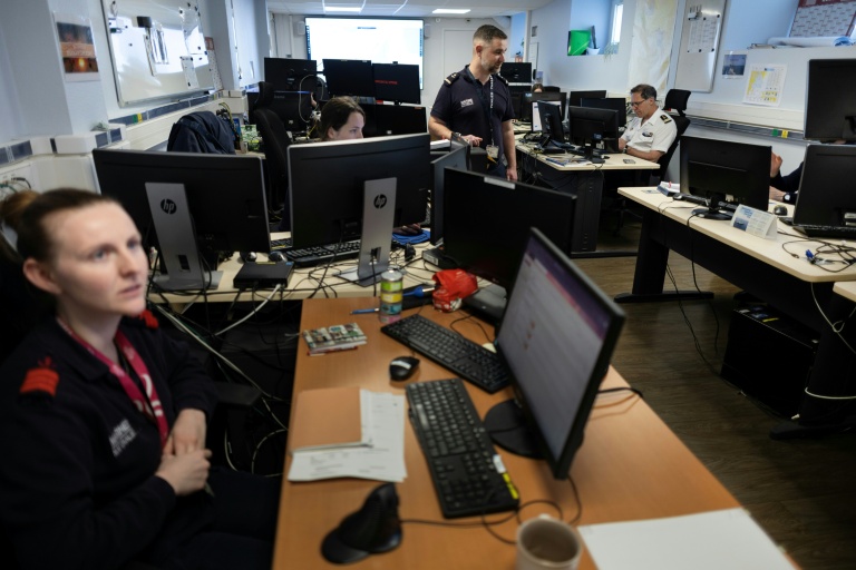 Des employés du centre de coopération et de sensibilisation maritimes internationales (MICA) de Brest, le 27 avril 2026 dans le Finistère
