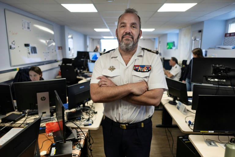 Le commandant Thomas Scalabre au centre de coopération et de sensibilisation maritimes internationales (MICA) de Brest, le 27 avril 2026 dans le Finistère
