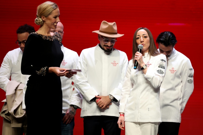 La cheffe française Coline Faulquier (2e à droite) prend la parole après avoir reçu une étoile lors de la cérémonie de remise des prix du Guide Michelin à Monaco, le 16 mars 2026