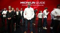 Michael Arnoult, chef du restaurant La Morainières, après avoir reçu sa troisième étoile lors de la cérémonie de remise des prix du Guide Michelin 2026 à Monaco, le 16 mars 2026