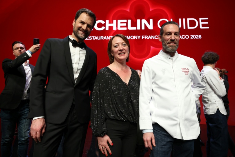 Michael Arnoult (D), chef du restaurant La Morainières, avec sa femme Ingrid et le directeur international des Guides Michelin, Gwendal Poullennec (G), après avoir reçu sa troisième étoile lors de la cérémonie de remise des prix du Guide Michelin 2026 à Monaco, le 16 mars 2026