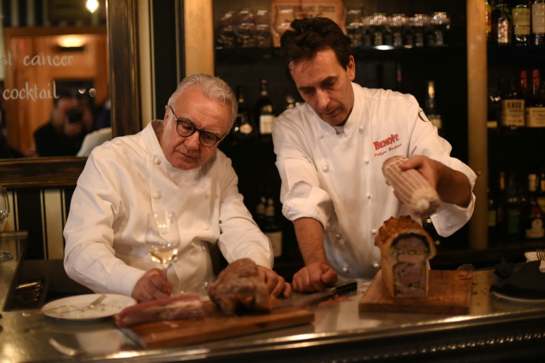 Le chef Alain Ducasse (G) à New York, le 18 octobre 2024