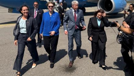 Photo diffusée par l'ambassade des Etats-Unis au Venezuela du ministre américain de l'Energie, Chris Wright (2e à droite), aux côtés de la cheffe de la mission diplomatique américaine au Venezuela, Laura Dogu (2e à gauche), à son arrivée à l'aéroport international de Maiquetia, le 11 février 2026