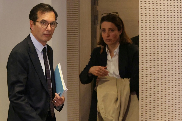 Le ministre du Travail Jean-Pierre Farandou et la secrétaire générale de la CGT Sophie Binet (R) à l'issue d'une réunion à Paris le 13 avril 2026