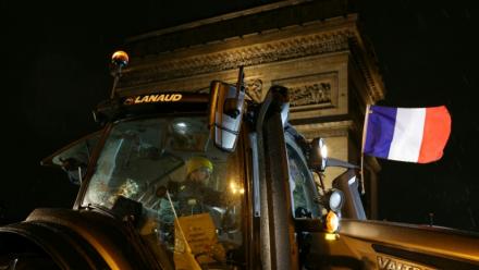Un tracteur arborant le drapeau français est garé devant l'Arc de Triomphe lors d'une manifestation d'agriculteurs, le 8 janvier 2026 à Paris