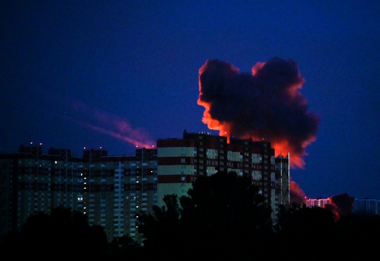 De la fumée lors de frappes de missiles russe sur Kiev, le 2 juin 2026 en Ukraine