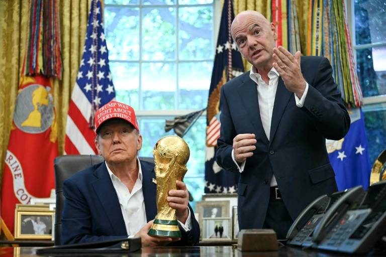 Le président des Etats-Unis Donald Trump et celui de la Fifa Gianni Infantino avec le trophée de la Coupe du monde, le 22 août 2025 à la Maison Blanche